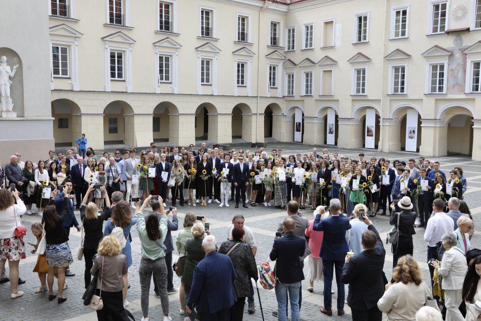 Vilnius pasveikino šimtukininkus: daugiausia tokių – Jėzuitų gimnazijoje