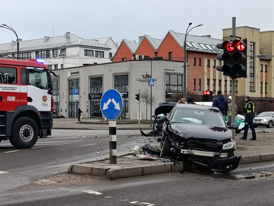 Karaliaus Mindaugo prospekte – „Audi“ ir „Nissan“ avarija