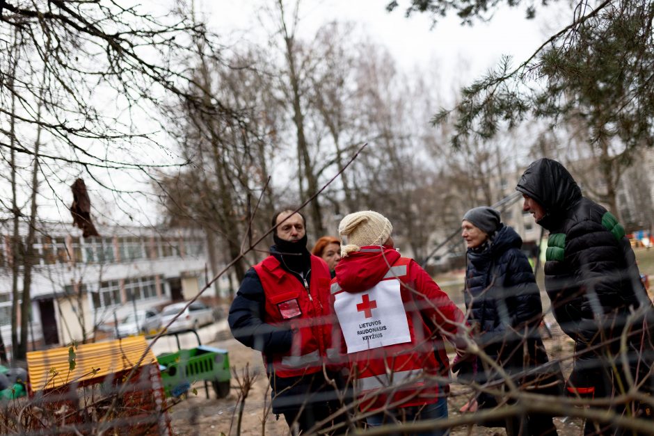 Siaubingas gaisras Viršuliškėse: griuvo užsidegusių butų perdanga, keturi žmonės – ligoninėje