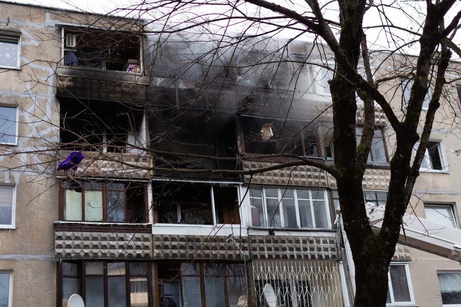 Siaubingas gaisras Viršuliškėse: griuvo užsidegusių butų perdanga, keturi žmonės – ligoninėje