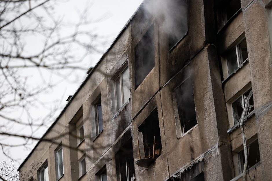 Siaubingas gaisras Viršuliškėse: griuvo užsidegusių butų perdanga, keturi žmonės – ligoninėje