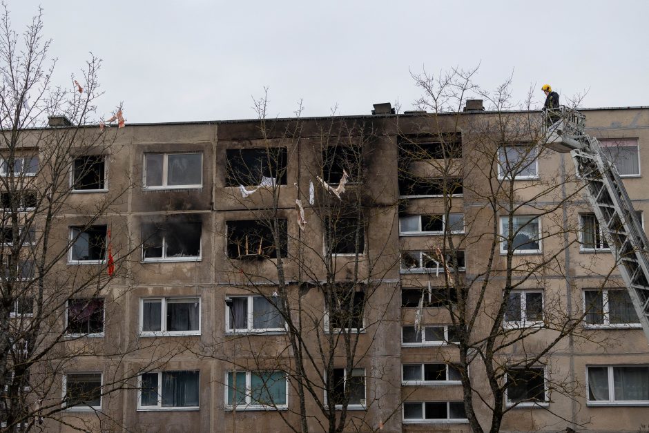 Siaubingas gaisras Viršuliškėse: griuvo užsidegusių butų perdanga, keturi žmonės – ligoninėje