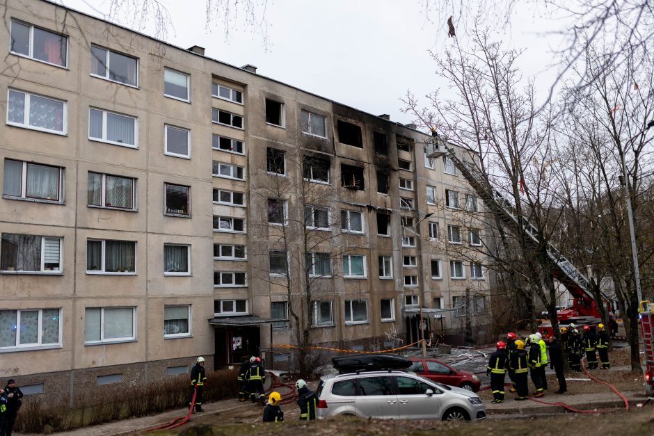 Siaubingas gaisras Viršuliškėse: griuvo užsidegusių butų perdanga, keturi žmonės – ligoninėje