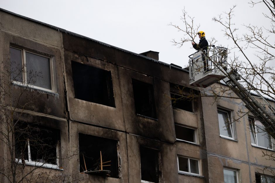 Siaubingas gaisras Viršuliškėse: griuvo užsidegusių butų perdanga, keturi žmonės – ligoninėje