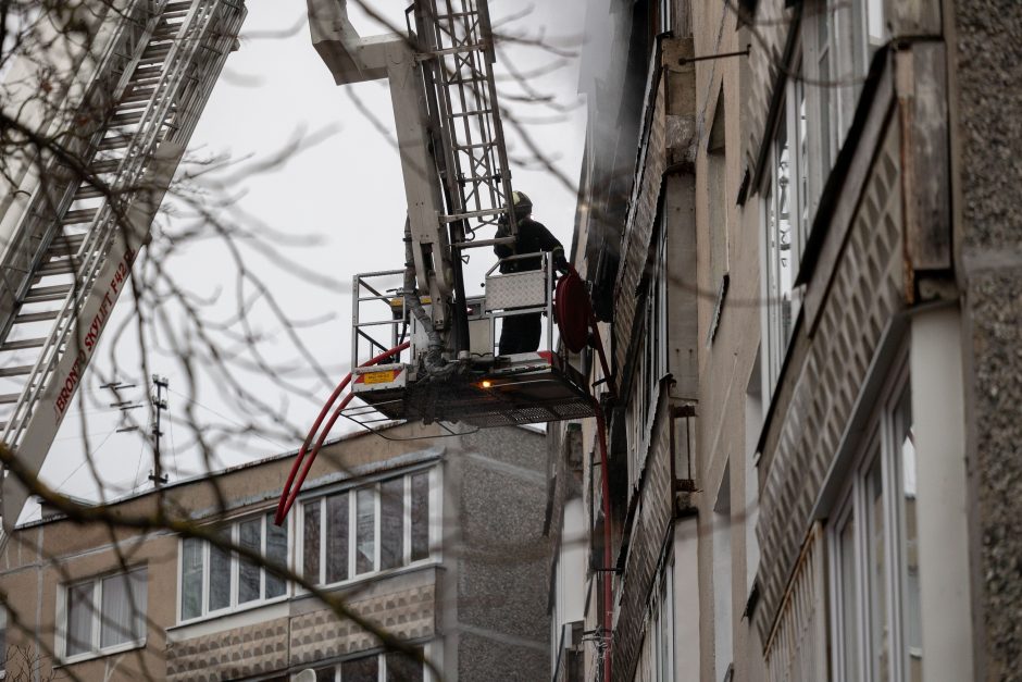 Siaubingas gaisras Viršuliškėse: griuvo užsidegusių butų perdanga, keturi žmonės – ligoninėje