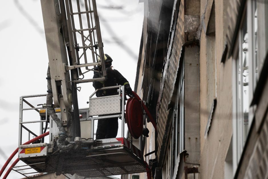 Siaubingas gaisras Viršuliškėse: griuvo užsidegusių butų perdanga, keturi žmonės – ligoninėje