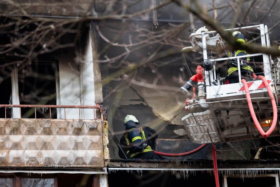 Siaubingas gaisras Viršuliškėse: griuvo užsidegusių butų perdanga, keturi žmonės – ligoninėje