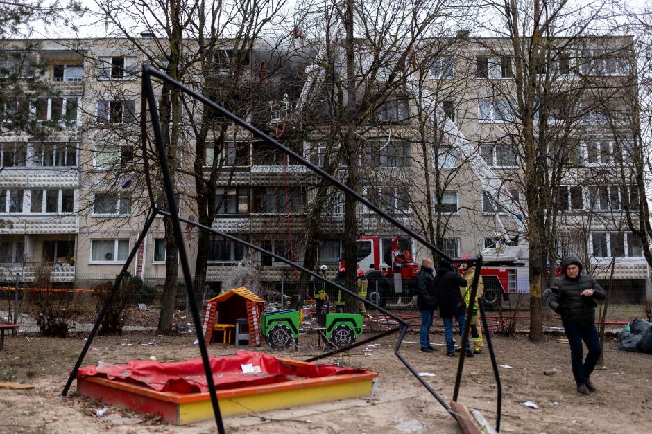 Siaubingas gaisras Viršuliškėse: griuvo užsidegusių butų perdanga, keturi žmonės – ligoninėje