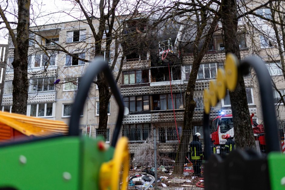 Siaubingas gaisras Viršuliškėse: griuvo užsidegusių butų perdanga, keturi žmonės – ligoninėje