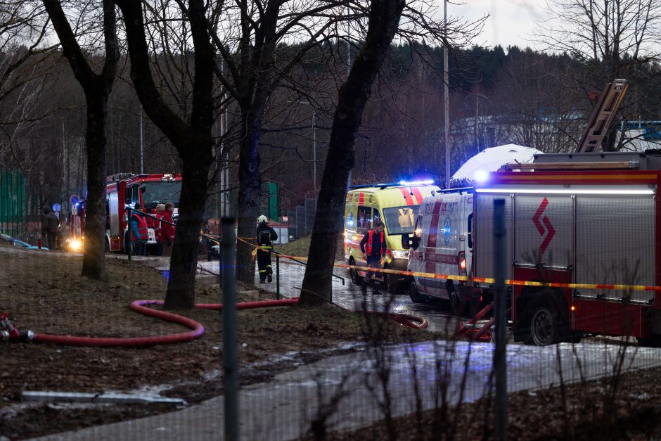 Siaubingas gaisras Viršuliškėse: griuvo užsidegusių butų perdanga, keturi žmonės – ligoninėje