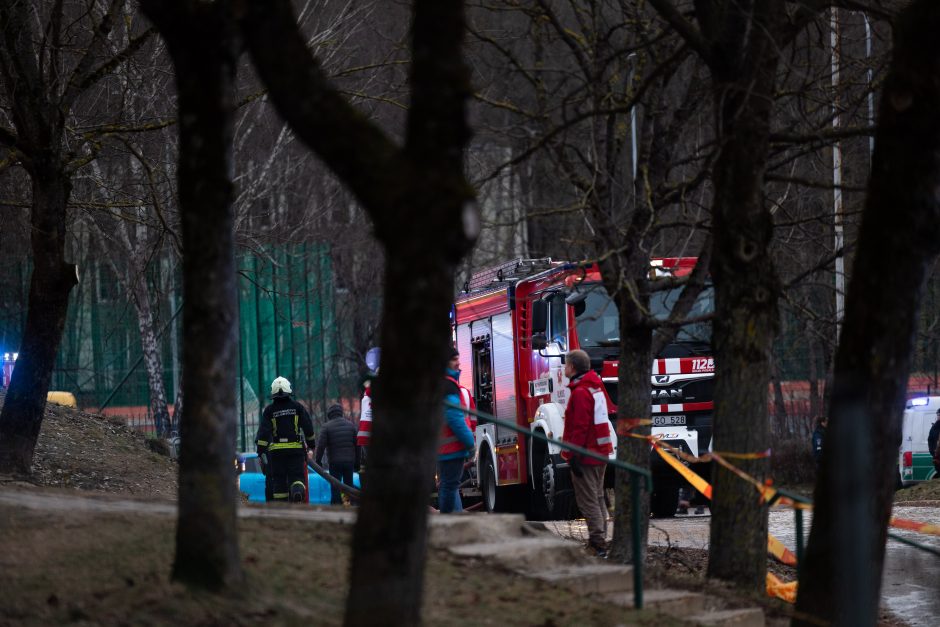 Siaubingas gaisras Viršuliškėse: griuvo užsidegusių butų perdanga, keturi žmonės – ligoninėje