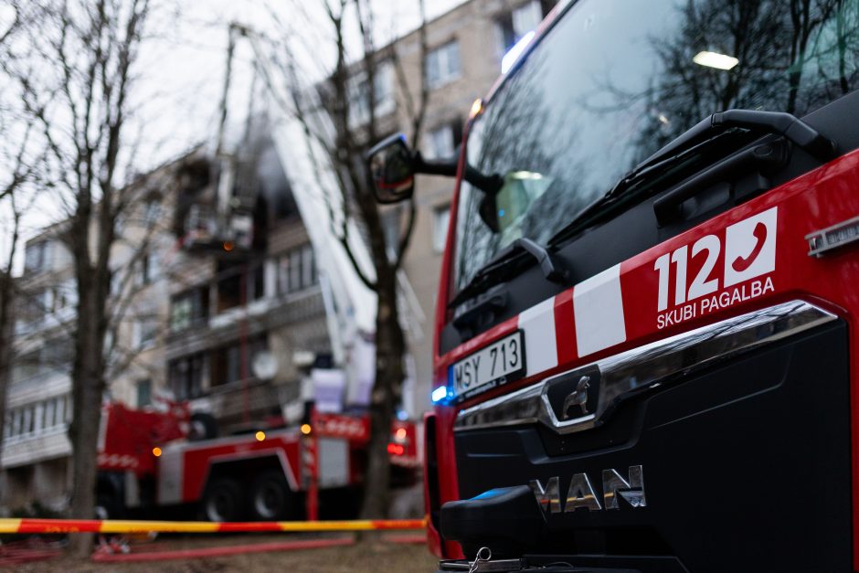 Siaubingas gaisras Viršuliškėse: griuvo užsidegusių butų perdanga, keturi žmonės – ligoninėje