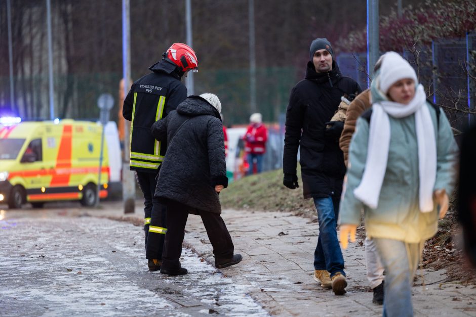 Siaubingas gaisras Viršuliškėse: griuvo užsidegusių butų perdanga, keturi žmonės – ligoninėje