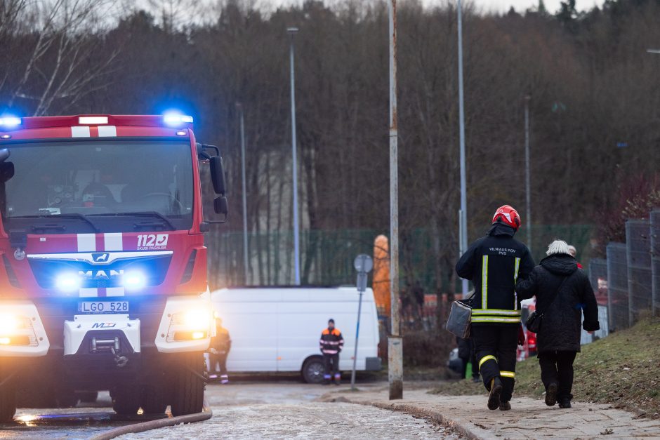 Siaubingas gaisras Viršuliškėse: griuvo užsidegusių butų perdanga, keturi žmonės – ligoninėje