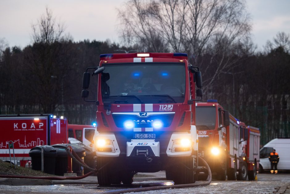 Siaubingas gaisras Viršuliškėse: griuvo užsidegusių butų perdanga, keturi žmonės – ligoninėje