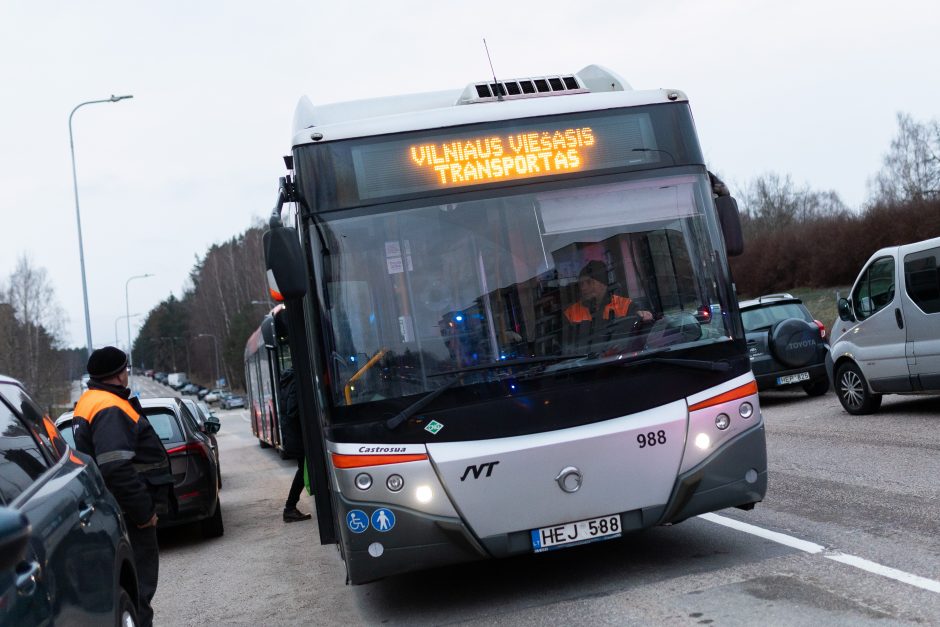 Siaubingas gaisras Viršuliškėse: griuvo užsidegusių butų perdanga, keturi žmonės – ligoninėje