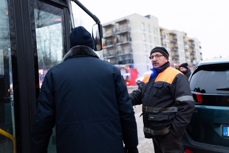 Siaubingas gaisras Viršuliškėse: griuvo užsidegusių butų perdanga, keturi žmonės – ligoninėje