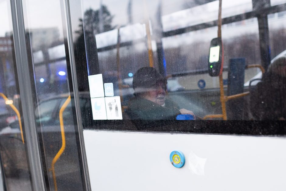 Siaubingas gaisras Viršuliškėse: griuvo užsidegusių butų perdanga, keturi žmonės – ligoninėje