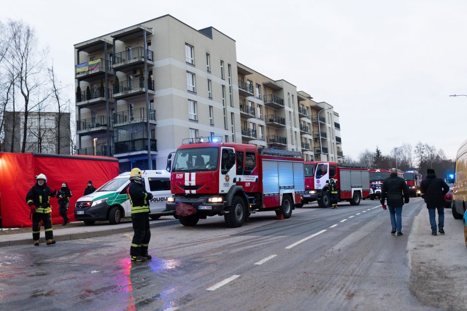 Siaubingas gaisras Viršuliškėse: griuvo užsidegusių butų perdanga, keturi žmonės – ligoninėje