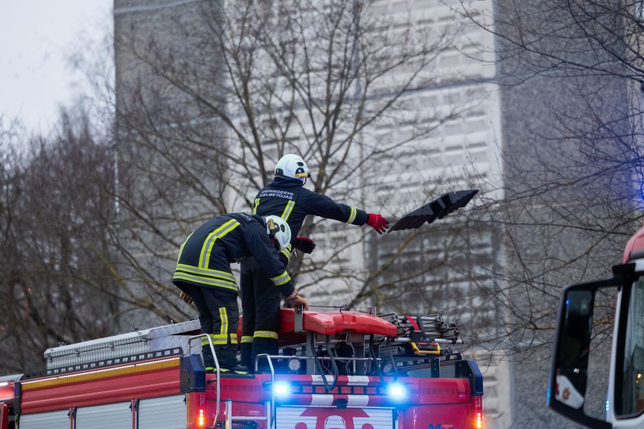 Siaubingas gaisras Viršuliškėse: griuvo užsidegusių butų perdanga, keturi žmonės – ligoninėje