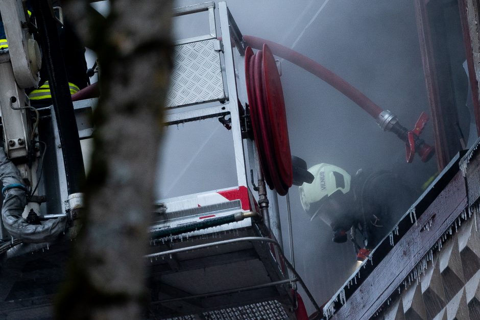 Siaubingas gaisras Viršuliškėse: griuvo užsidegusių butų perdanga, keturi žmonės – ligoninėje