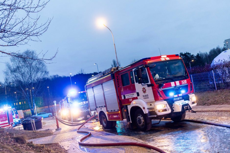 Siaubingas gaisras Viršuliškėse: griuvo užsidegusių butų perdanga, keturi žmonės – ligoninėje