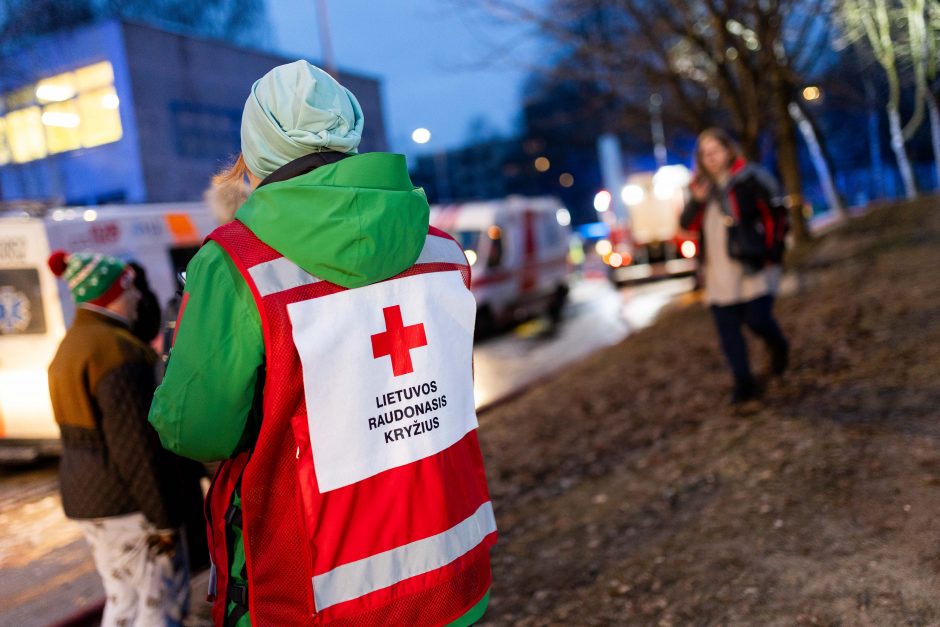 Siaubingas gaisras Viršuliškėse: griuvo užsidegusių butų perdanga, keturi žmonės – ligoninėje