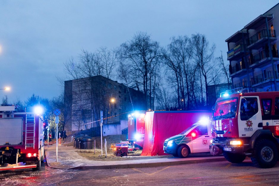 Siaubingas gaisras Viršuliškėse: griuvo užsidegusių butų perdanga, keturi žmonės – ligoninėje