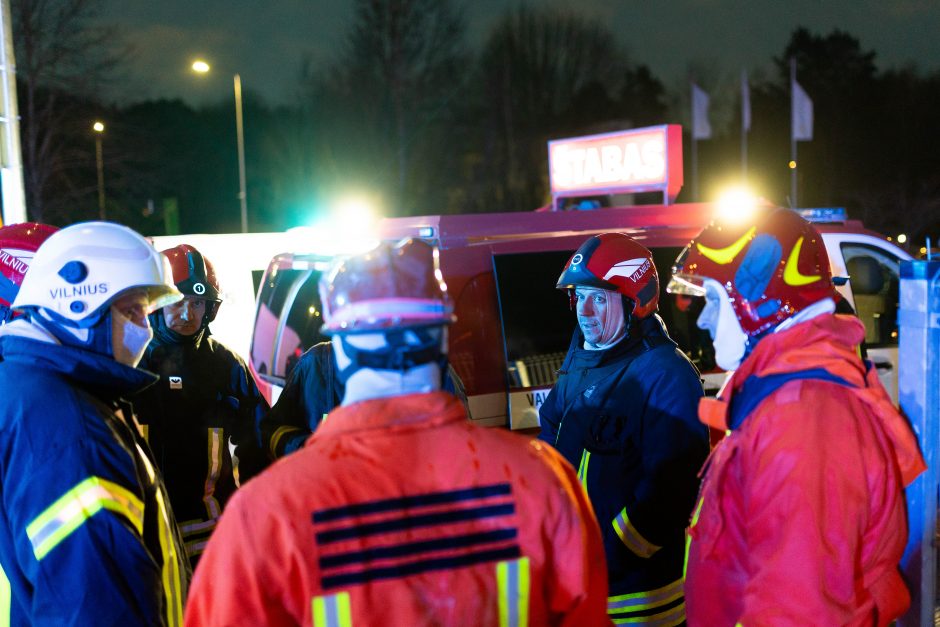 Siaubingas gaisras Viršuliškėse: griuvo užsidegusių butų perdanga, keturi žmonės – ligoninėje