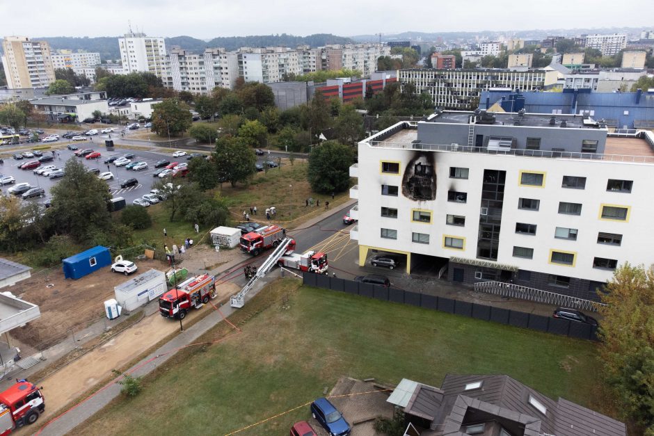 Per gaisrą Vilniaus Trimitų gatvėje žmogus apdegė ranką, rastas negyvas katinas