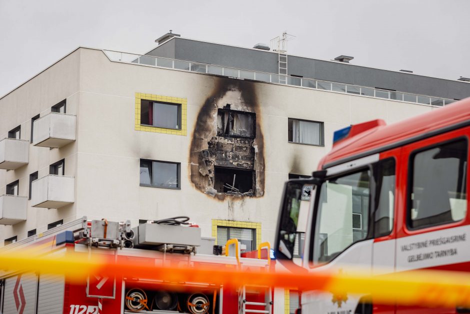 Per gaisrą Vilniaus Trimitų gatvėje žmogus apdegė ranką, rastas negyvas katinas