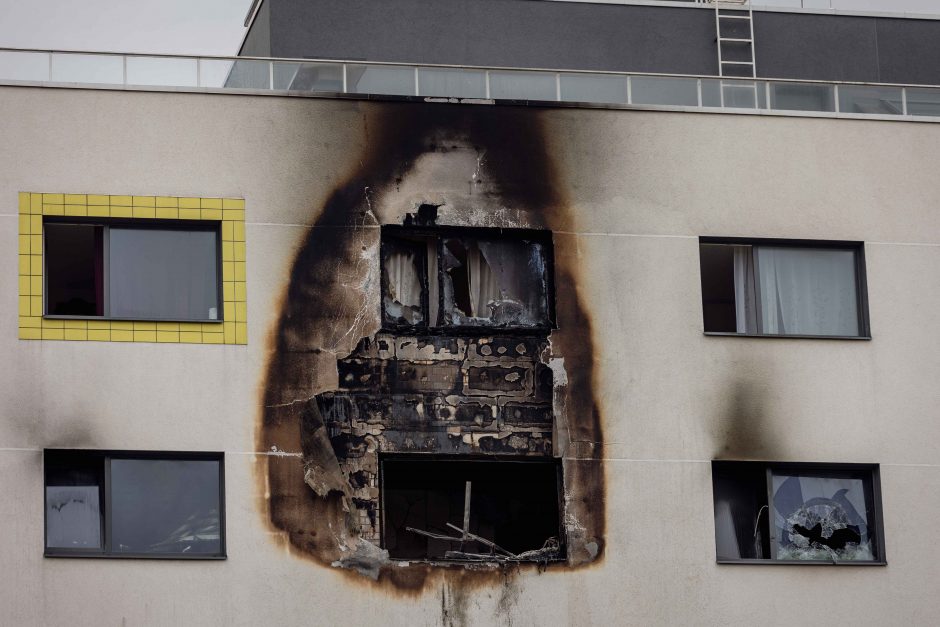 Per gaisrą Vilniaus Trimitų gatvėje žmogus apdegė ranką, rastas negyvas katinas