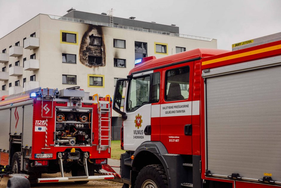 Per gaisrą Vilniaus Trimitų gatvėje žmogus apdegė ranką, rastas negyvas katinas