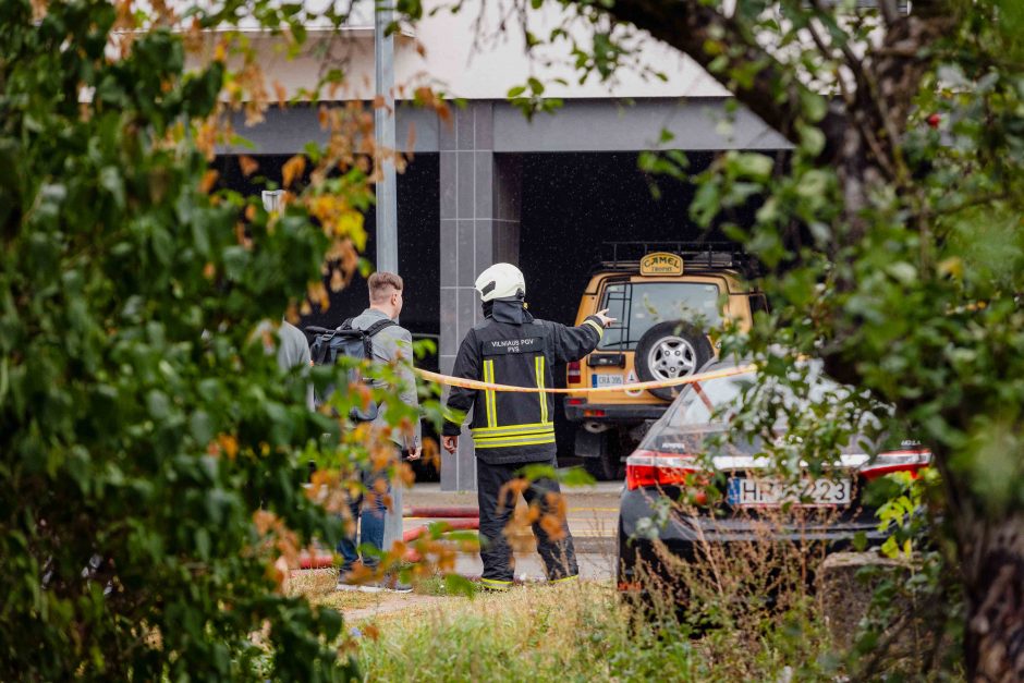 Per gaisrą Vilniaus Trimitų gatvėje žmogus apdegė ranką, rastas negyvas katinas