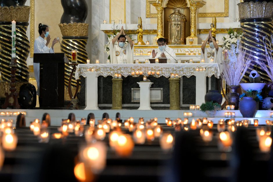 Tęsiantis suvaržymams dėl COVID-19 pandemijos, milijonai krikščionių švenčia Velykas