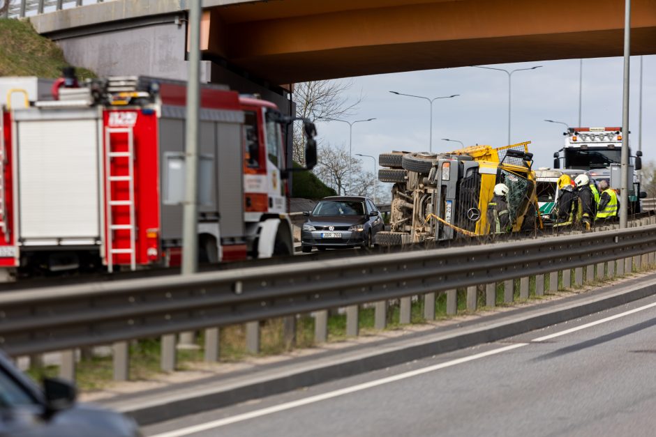 Prie Vakarinio aplinkkelio Vilniuje apvirto sunkvežimis-kranas: blokuojama Ukmergės gatvė