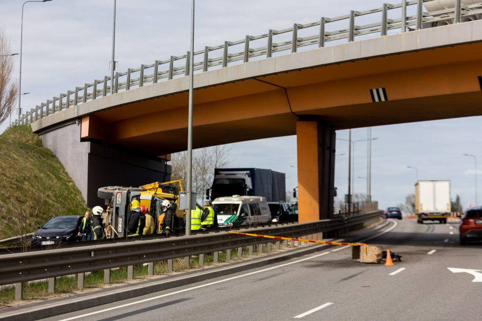 Prie Vakarinio aplinkkelio Vilniuje apvirto sunkvežimis-kranas: blokuojama Ukmergės gatvė