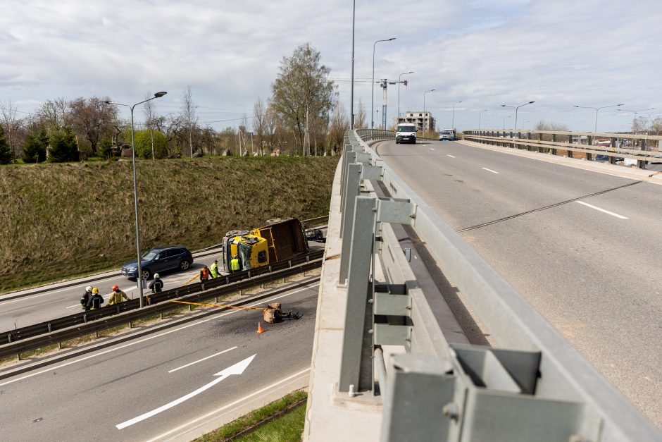 Prie Vakarinio aplinkkelio Vilniuje apvirto sunkvežimis-kranas: blokuojama Ukmergės gatvė