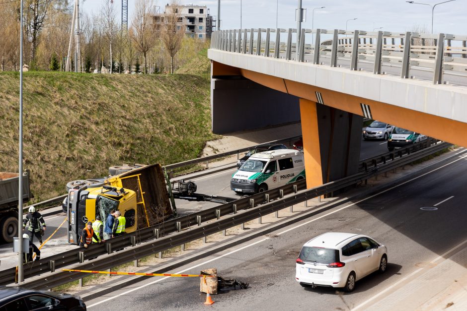 Prie Vakarinio aplinkkelio Vilniuje apvirto sunkvežimis-kranas: blokuojama Ukmergės gatvė