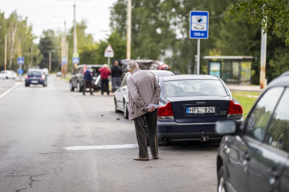 Vilniuje girta moteris rėžėsi į šešis automobilius: nuo smūgio vienas virto ant šono