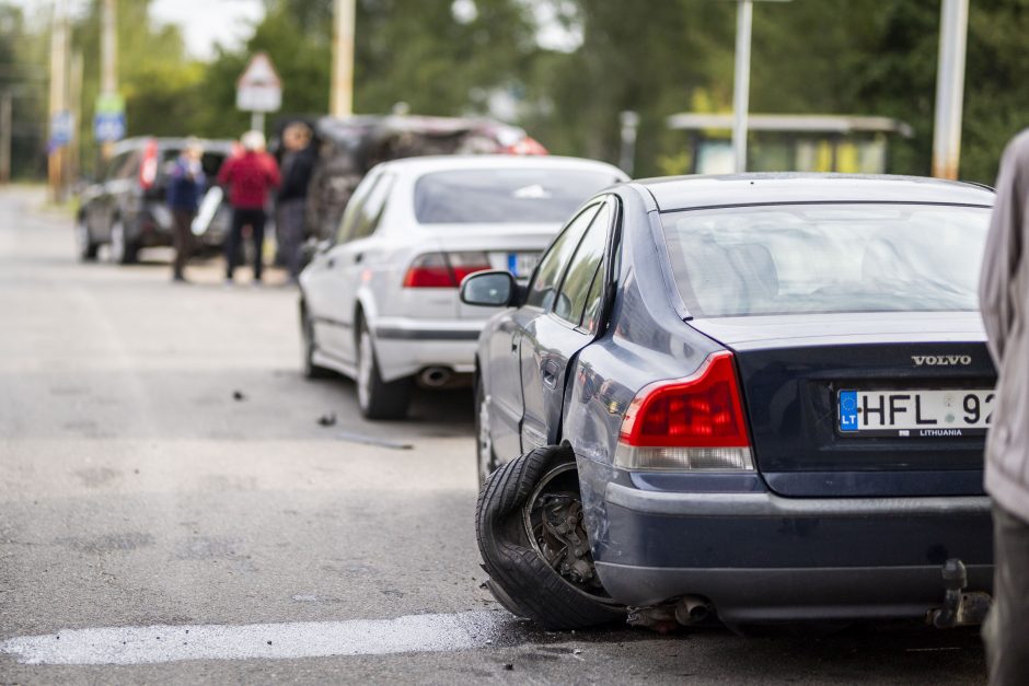 Vilniuje girta moteris rėžėsi į šešis automobilius: nuo smūgio vienas virto ant šono