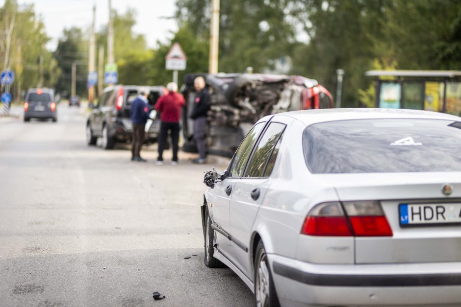 Vilniuje girta moteris rėžėsi į šešis automobilius: nuo smūgio vienas virto ant šono