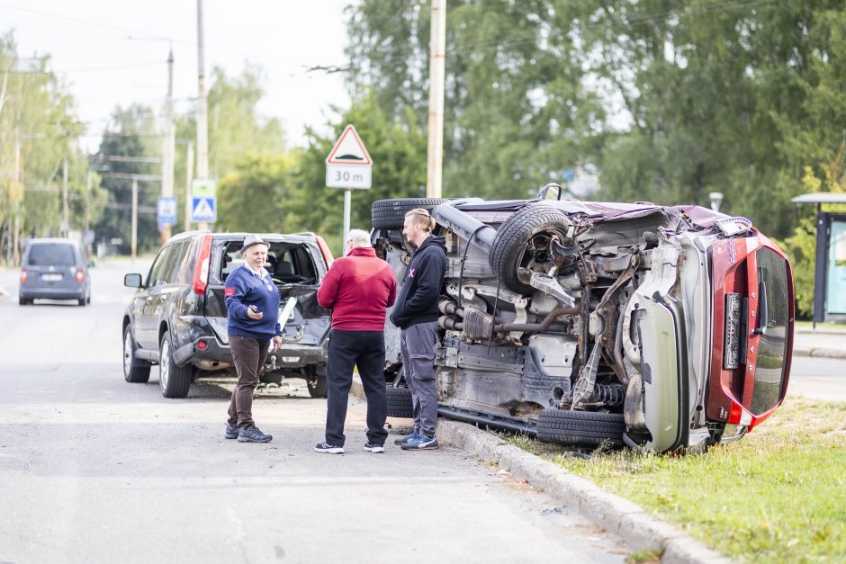 Vilniuje girta moteris rėžėsi į šešis automobilius: nuo smūgio vienas virto ant šono