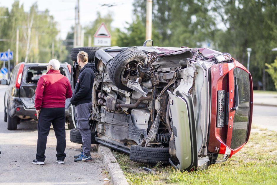 Vilniuje girta moteris rėžėsi į šešis automobilius: nuo smūgio vienas virto ant šono