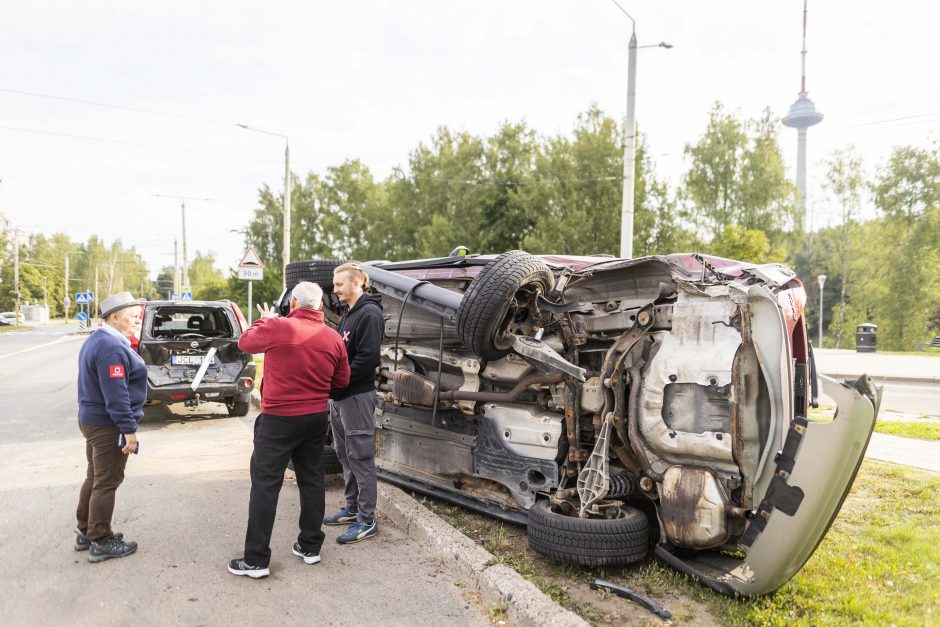 Vilniuje girta moteris rėžėsi į šešis automobilius: nuo smūgio vienas virto ant šono