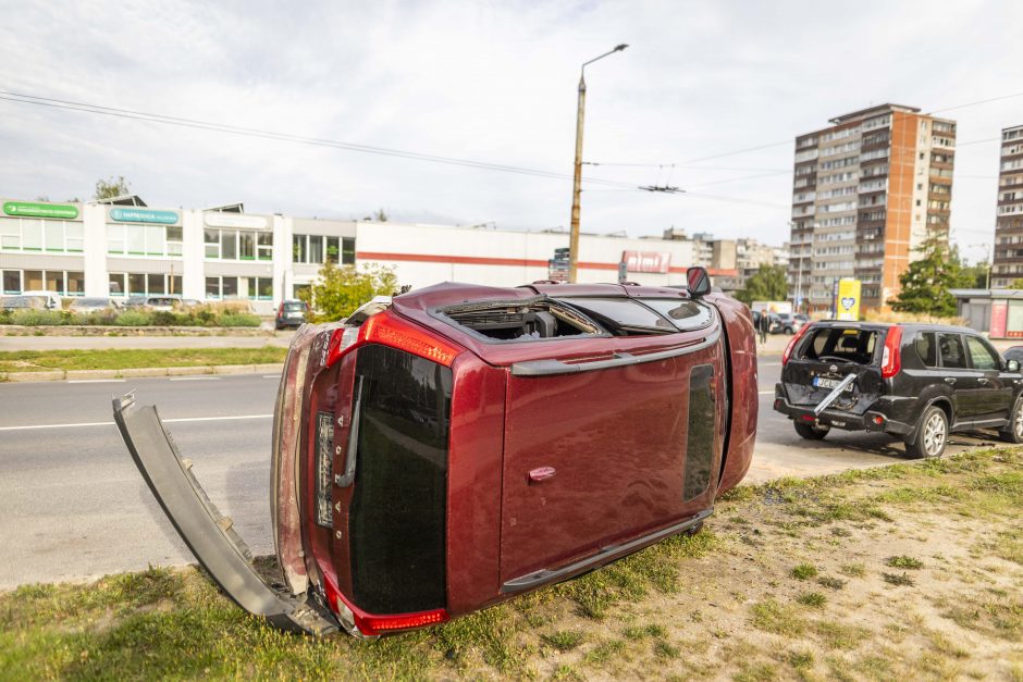 Vilniuje girta moteris rėžėsi į šešis automobilius: nuo smūgio vienas virto ant šono