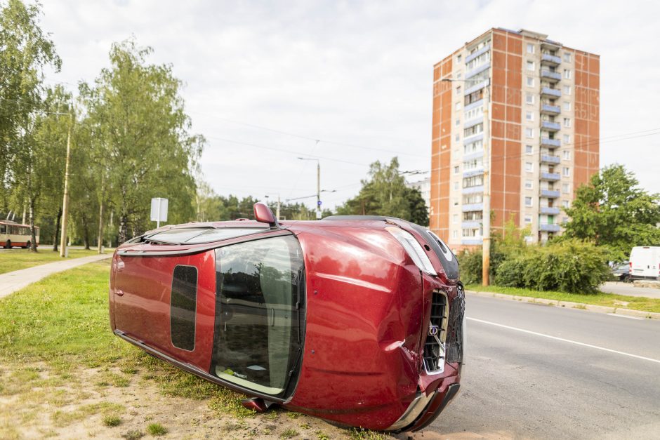 Vilniuje girta moteris rėžėsi į šešis automobilius: nuo smūgio vienas virto ant šono