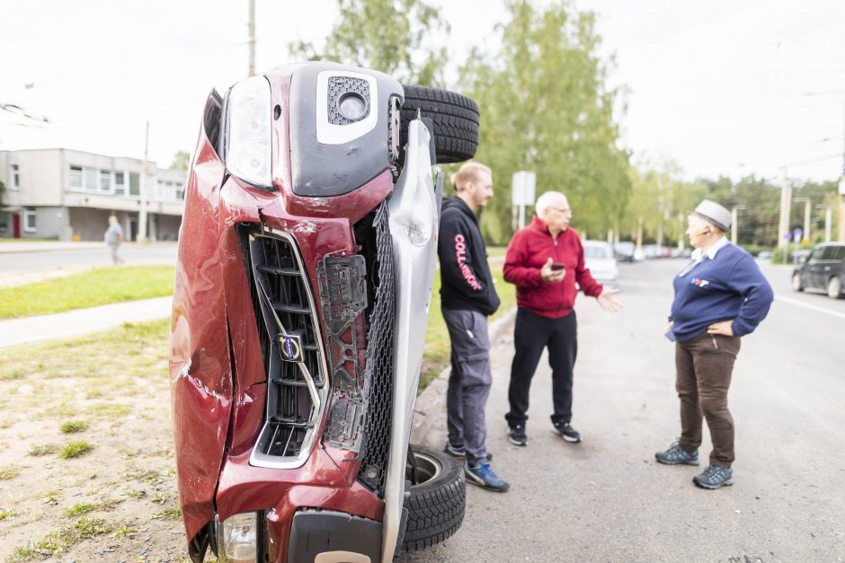 Vilniuje girta moteris rėžėsi į šešis automobilius: nuo smūgio vienas virto ant šono