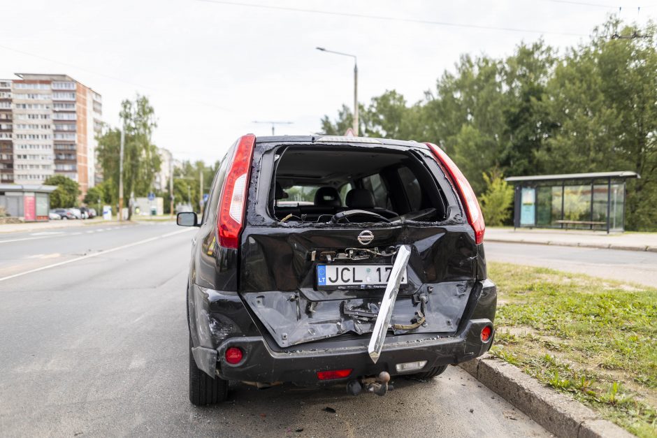 Vilniuje girta moteris rėžėsi į šešis automobilius: nuo smūgio vienas virto ant šono