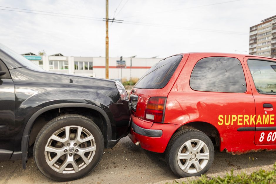 Vilniuje girta moteris rėžėsi į šešis automobilius: nuo smūgio vienas virto ant šono